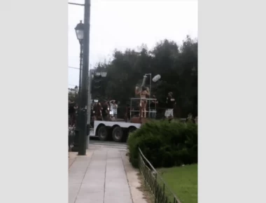 GNTM: Πανικός στην Κηφισίας με την νταλίκα της παραγωγής - Κάμερες παντού και μοντέλα που έκαναν ντους (βίντεο-φωτο)